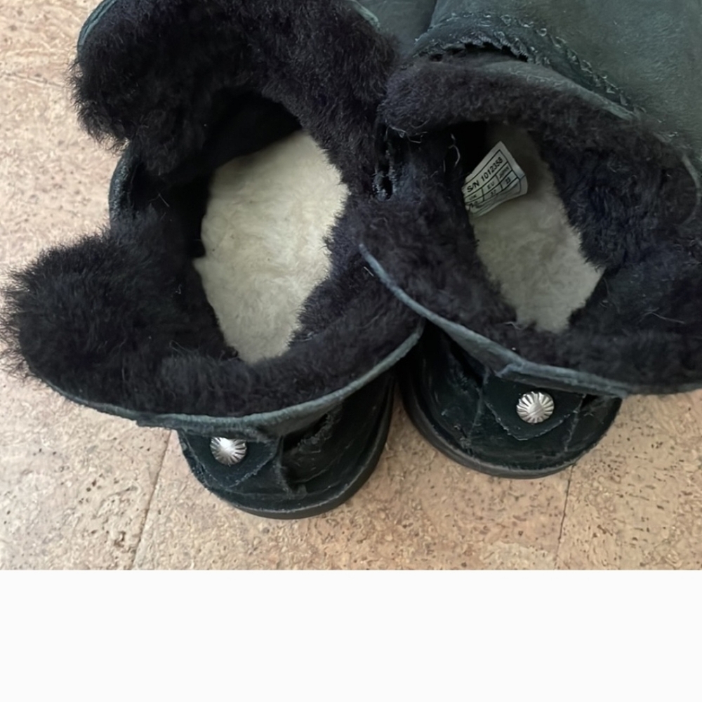 UGG McKay Black Low Boots Size 6 - Picture 8 of 8